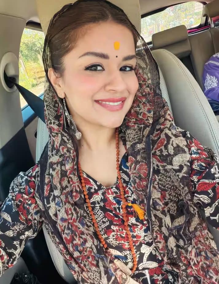 उन्होंने अपनी कार से एक सेल्फी भी साझा की, जिसमें उनके माथे पर तिलक दिखाई दे रहा है। वह गले में रुद्राक्ष की माला भी पहने हुए दिखाई दे रही हैं।