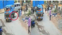 Video: दोस्तों संग टहल रहा था 8 साल का बच्चा, टर्न लेते वक्त लॉरी ने कुचला, खौफनाक मंजर कैमरे में कैद