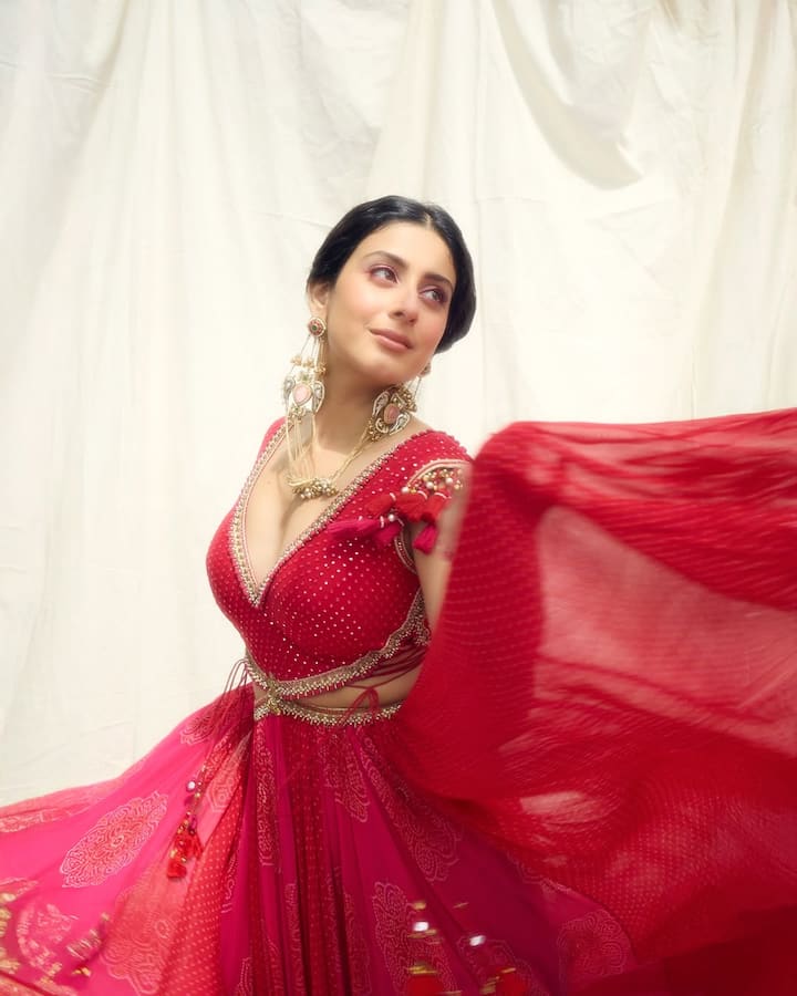 ईशा ने कहा कि मुझे लगा कभी ना कभी इसका सामना करना पड़ेगा. कभी ना कभी मुझे नॉर्मल होना पड़ेगा तो अभी क्यों नहीं. मेरी फीलिंग्स अब खत्म हो चुकी है. गेम ओवर.