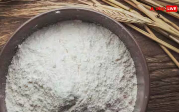 ਜੇਕਰ ਤੁਸੀਂ ਕਣਕ ਨੂੰ ਧੋ ਕੇ ਰੱਖਦੇ ਹੋ, ਤਾਂ ਇਸਨੂੰ ਚੰਗੀ ਤਰ੍ਹਾਂ ਸੁਕਾਉਣਾ ਜ਼ਰੂਰੀ ਹੈ। ਅੱਧੀ ਸੁੱਕੀ ਕਣਕ ਨੂੰ ਰੱਖਣ ਨਾਲ ਉਸ ਵਿੱਚ ਨਮੀਂ ਰਹਿ ਜਾਂਦੀ ਹੈ, ਜਿਸ ਨਾਲ ਕੀੜੇ ਛੇਤੀ ਲੱਗ ਜਾਂਦੇ ਹਨ। ਸਭ ਤੋਂ ਵਧੀਆ ਤਰੀਕਾ ਇਹ ਹੈ ਕਿ ਜਿੰਨੀ ਕਣਕ ਦਾ ਤੁਸੀਂ ਆਟਾ ਪਿਸਵਾਉਣਾ ਚਾਹੁੰਦੇ ਹੋ, ਉਨ੍ਹਾਂ ਕਣਕ ਹੀ ਸੁਕਾਓ।