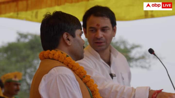 तस्वीर लालू यादव के बड़े बेटे और जनशक्ति जनता दल के सुप्रीमों की है. एक सभा में अपने कैंडिडेट के लिए वोट मांगते हुए तेज प्रताप उस गांव का नाम ही भूल गए जहां वो सभा करने गए थे. इस दौरान माइक पर ही वो गांव का नाम और वहां की समस्याओं को ही भूल गए.