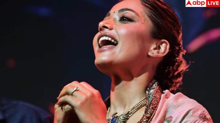 Rashmika drinks a lot of water to maintain energy during long shooting schedules. She definitely drinks 8 to 10 glasses of water a day and always keeps a water bottle with her. He says that due to not drinking enough water, not only the skin but also the muscles feel tired. Even during shooting, she keeps herself hydrated with coconut water or lemon water.