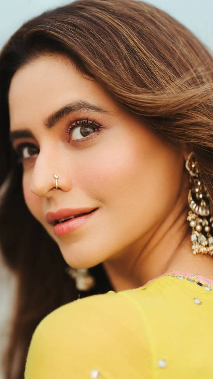 If you also want to change your look a bit, then you can wear a nose ring like Aamna Sharif.