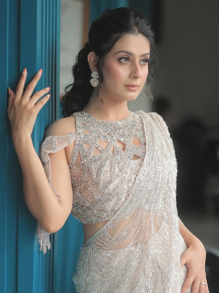 ईशा और अभिषेक ब्रेकअप के बाद भी एक-दूसरे के संग काम करते हैं. पहले उन्हें पति पत्नी और पंगा शो में देखा गया. अब लाफ्टर शेफ्स 3 में नजर आ रहे हैं.