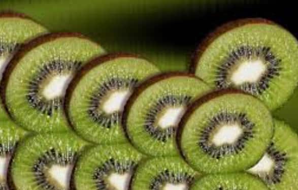 कीवी में ल्यूटिन और ज़ेक्सैंथिन जैसे एंटीऑक्सीडेंट होते हैं, जो आँखों के लिए फायदेमंद माने जाते हैं। रोज़ाना एक कीवी खाने से आँखें स्वस्थ रहती हैं।