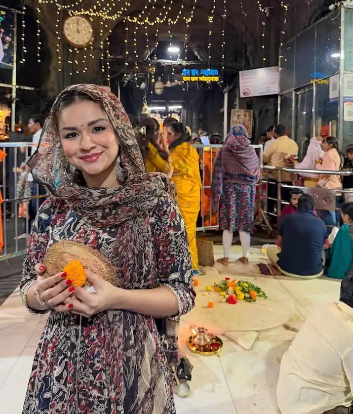 अवनीत कौर ने इंस्टाग्राम पर त्र्यंबकेश्वर ज्योतिर्लिंग मंदिर से अपनी खूबसूरत तस्वीरें साझा कीं। अभिनेत्री काले रंग के प्रिंटेड सूट में नजर आईं।