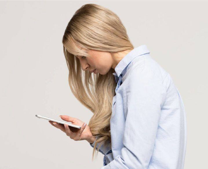 जर आपण दिवसभर फार कमी चालत किंवा व्यायाम न करता बसलो तर आपल्या मांसपेशी कमजोर होऊ शकतात आणि त्यामुळे पाठीचा ताण वाढू शकतो.