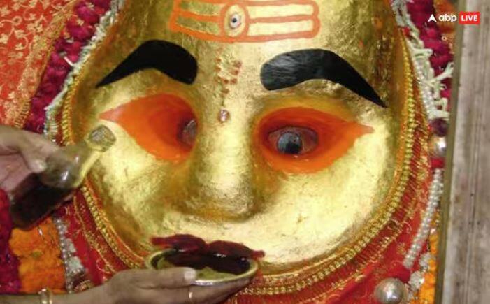 ਉਜੈਨ ਵਿੱਚ ਕਾਲ ਭੈਰਵ ਮੰਦਿਰ ਵੀ ਆਪਣੀ ਵਿਲੱਖਣ ਪਰੰਪਰਾ ਲਈ ਮਸ਼ਹੂਰ ਹੈ। ਇੱਥੇ, ਭਗਵਾਨ ਭੈਰਵ ਨੂੰ ਪ੍ਰਸ਼ਾਦ ਦੇ ਰੂਪ ਵਿੱਚ ਸ਼ਰਾਬ ਚੜ੍ਹਾਈ ਜਾਂਦੀ ਹੈ, ਜੋ ਕਿ ਭਾਰਤ ਵਿੱਚ ਇੱਕ ਵਿਲੱਖਣ ਪ੍ਰਥਾ ਹੈ। ਸ਼ਰਧਾਲੂ ਇਸ ਪ੍ਰਸ਼ਾਦ ਨੂੰ ਛੂਹ ਨਹੀਂ ਸਕਦੇ ਜਾਂ ਘਰ ਨਹੀਂ ਲਿਜਾ ਸਕਦੇ, ਕਿਉਂਕਿ ਇਹ ਸਿਰਫ਼ ਭਗਵਾਨ ਭੈਰਵ ਨੂੰ ਸਮਰਪਿਤ ਹੈ।