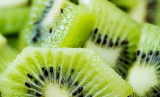 कीवी हृदय रोगियों के लिए बेहद फायदेमंद माना जाता है। 28 दिनों तक इसका सेवन करने से प्लेटलेट्स की अतिसक्रियता, प्लाज्मा लिपिड और रक्तचाप नियंत्रित रहता है। अगर किसी को पहले से ही हृदय संबंधी कोई बीमारी है, तो डॉक्टर की सलाह के अनुसार दवाएँ लेते रहें और कीवी का सेवन करें।