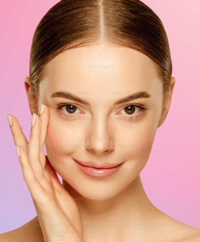 रात्री झोपताना शरीर स्वत ची दुरुस्ती करते. नवीन त्वचेच्या पेशी तयार होतात आणि कोलेजन वाढते. पुरेशी झोप नसेल तर ही प्रक्रिया बिघडते आणि त्वचा निस्तेज दिसते.