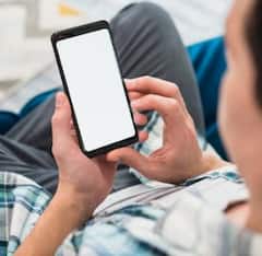 2050 ਤੱਕ ਸਮਾਰਟਫੋਨ ਦੀ ਲਤ ਦੇ ਸਰੀਰ 'ਤੇ ਖ਼ਤਰਨਾਕ ਪ੍ਰਭਾਵ: ਪੋਸਚਰ, ਅੱਖਾਂ, ਪੈਰ ਅਤੇ ਸਿਹਤ ਨੂੰ ਹੋਵੇਗਾ ਨੁਕਸਾਨ