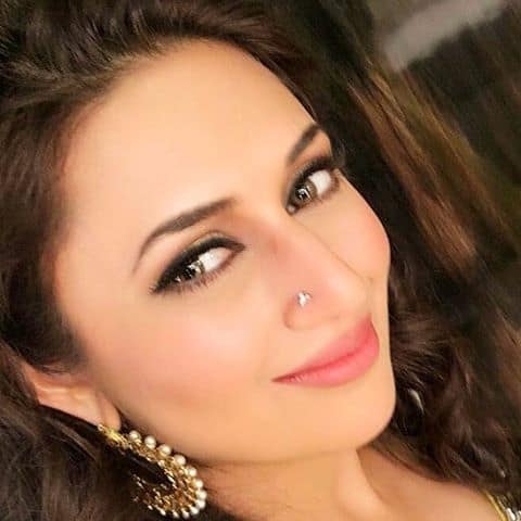 You can enhance your look by wearing a three diamond nosepin like Divyanka Tripathi.