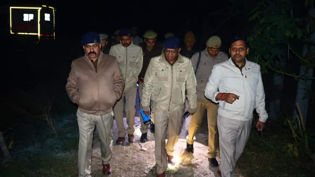 हापुड़ में पुलिस मुठभेड़: 50 हजार का इनामी हिस्ट्रीशीटर ढेर, अवैध पिस्टल और कार पुलिस के कब्जे में Hapur police encounter kills 50,000-inr rewarded history-sheeter illegal pistol and car seized ann हापुड़ में पुलिस मुठभेड़: 50 हजार का इनामी हिस्ट्रीशीटर ढेर, अवैध पिस्टल और कार पुलिस के कब्जे में