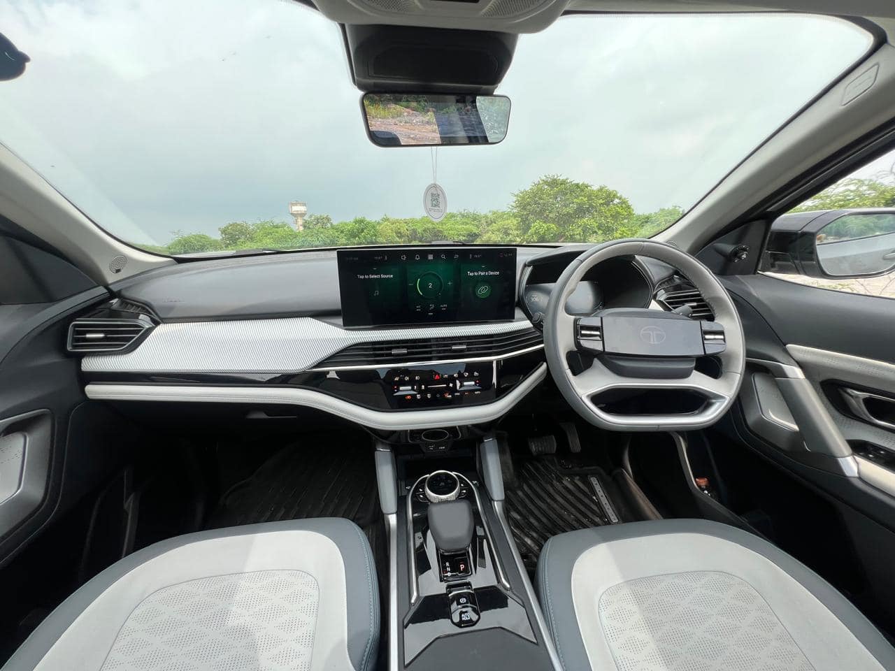 Mahindra XEV 9e Vs Tata Harrier EV: Glam Vs Grit, Which Premium SUV Is Better For You