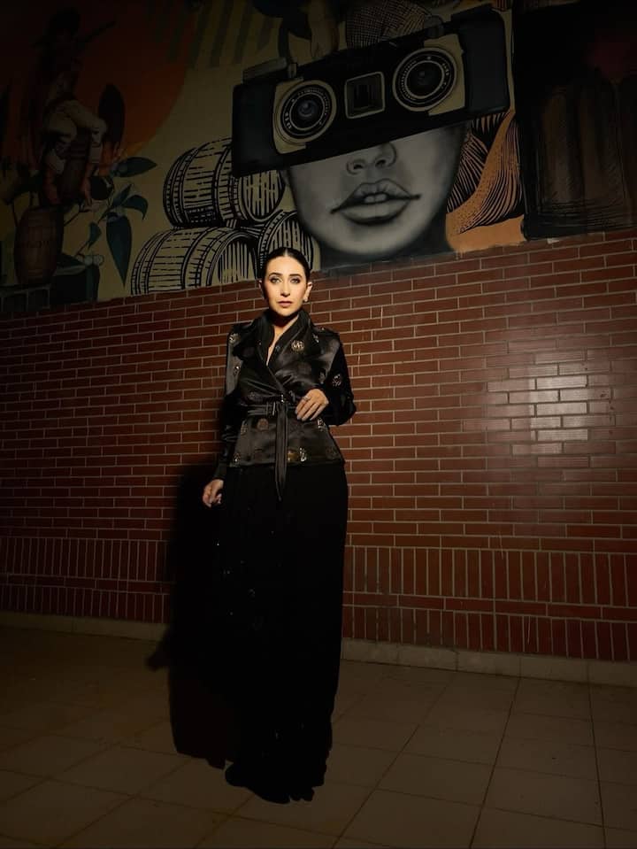 The actress accessorized minimally — a signature of her enduring style. She chose statement earrings and a sleek hairstyle, letting the ensemble speak for itself.