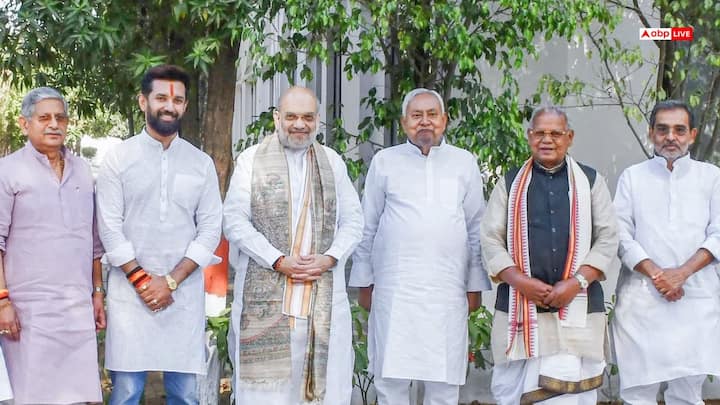 दूसरे चरण में एनडीए के कई दलों के उम्मीदवार मैदान में अपनी किस्मत आजमा रहे हैं. इस चरण में भाजपा के 53 प्रत्याशियों के भविष्य का फैसला होगा. इनके अलावा जेडीयू के 44 उम्मीदवार, लोजपा (रामविलास) के 15 उम्मीदवार, राष्ट्रीय लोक मोर्चा (रालोमो) के 4 प्रत्याशी और हिंदुस्तानी आवाम मोर्चा (हम) के 6 उम्मीदवार भी चुनावी मुकाबले में शामिल हैं.