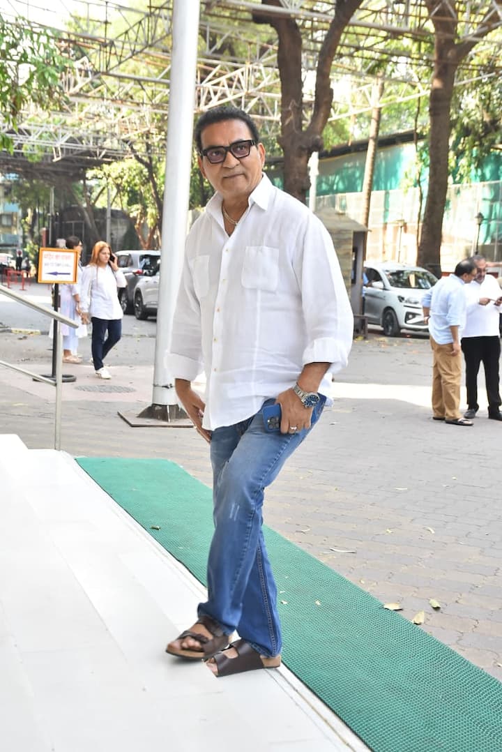 एक्टर्स के अलावा बॉलीवुड के कई बड़े सिंगर्स भी इस प्रेयर मीट में नजर आए. सभी ने नम आंखों से एक्ट्रेस को श्रद्धांजलि दी.