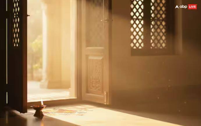 ਘਰ ਨੂੰ ਪੋਚਾ ਲਾਉਣ ਦੇ ਕੁਝ ਖਾਸ ਨਿਯਮ ਹਨ, ਜਿਨ੍ਹਾਂ ਦੀ ਪਾਲਣਾ ਕਰਨ 'ਤੇ ਖੁਸ਼ੀ ਅਤੇ ਖੁਸ਼ਹਾਲੀ ਯਕੀਨੀ ਬਣਦੀ ਹੈ। ਵਾਸਤੂ ਅਨੁਸਾਰ, ਸਵੇਰੇ, ਭਾਵ ਸੂਰਜ ਚੜ੍ਹਨ ਤੋਂ ਬਾਅਦ ਅਤੇ ਦੁਪਹਿਰ ਤੋਂ ਪਹਿਲਾਂ, ਫਰਸ਼ ਨੂੰ ਪੋਚਾ ਲਾਉਣਾ ਸਭ ਤੋਂ ਸ਼ੁਭ ਮੰਨਿਆ ਜਾਂਦਾ ਹੈ। ਇਸ ਸਮੇਂ ਦੌਰਾਨ, ਵਾਤਾਵਰਣ ਵਿੱਚ ਸਕਾਰਾਤਮਕ ਊਰਜਾ ਸਰਗਰਮ ਹੁੰਦੀ ਹੈ, ਜਿਸ ਨਾਲ ਘਰ ਵਿੱਚ ਸ਼ਾਂਤੀ ਅਤੇ ਖੁਸ਼ਹਾਲੀ ਆਉਂਦੀ ਹੈ।