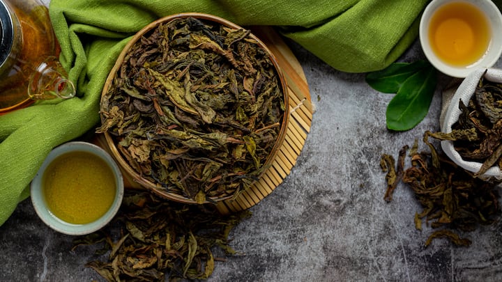 Oolong Tea – A Perfect Balance: Oolong tea, situated between green and black tea in terms of oxidation, offers a subtle floral flavor and a smooth finish. Rich in antioxidants, it helps manage metabolism, supports skin health, and promotes a calm state of mind, making it a perfect afternoon refresher. (Image Source: freepik)