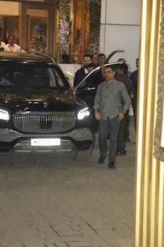 आधी रात बॉडी गार्ड शेरा के साथ एयरपोर्ट से  फुल स्वैग में बाहर निकलते दिखे सलमान खान, एक्टर के नए लुक ने खींचा ध्यान