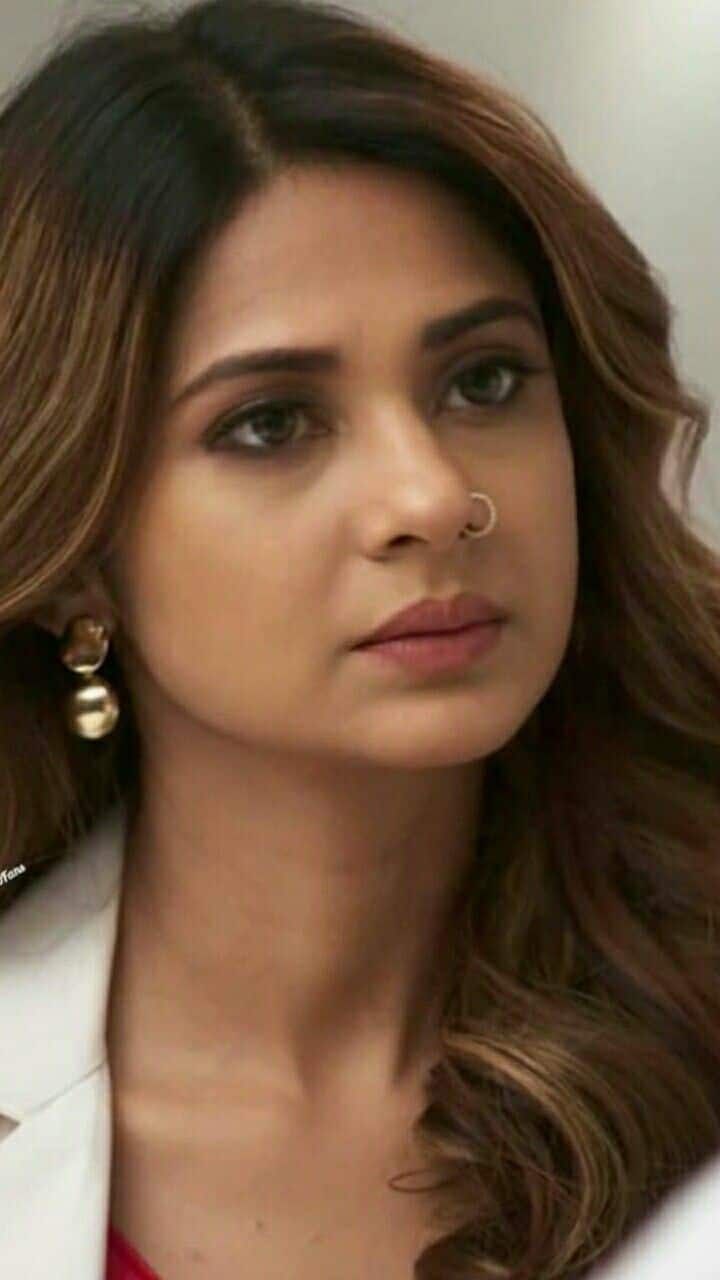Whatever Jennifer Winget wears, it starts trending on social media. The actress was seen in the character of Zoya in this show. The biggest feature of this character was that she used to wear a nose ring. Jennifer was very much liked in the nose ring.