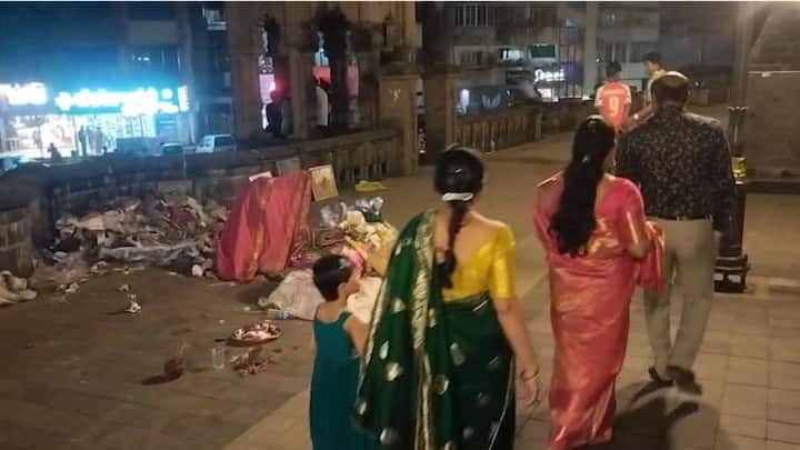 यावेळी कचऱ्याची तिरडी बांधून नागरिकांनी बोंब मारली.