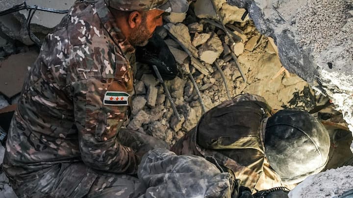 धरती के नीचे कई विशाल प्लेटें होती हैं, जिन्हें टेक्टॉनिक प्लेट्स कहा जाता है. ये प्लेटें लगातार हलचल करती रहती हैं, लेकिन जब दो प्लेटें एक-दूसरे से टकराती हैं या एक प्लेट दूसरी के नीचे धंस जाती है, तो भूकंप पैदा होता है. अगर यह टक्कर समुद्र के नीचे होती है, तो यह न सिर्फ जमीन बल्कि पूरे समुद्र तल को भी हिला देती है.