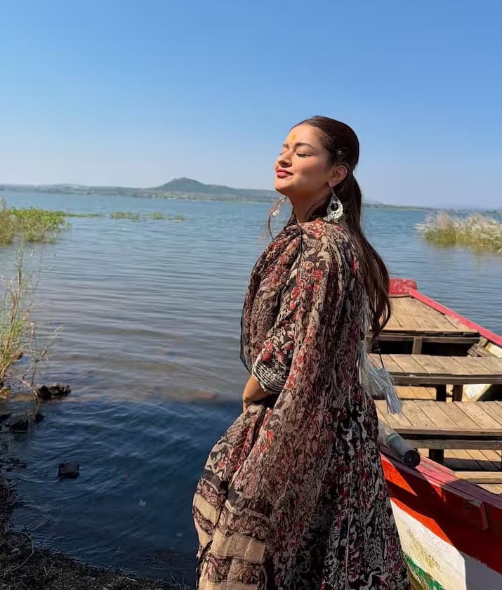 एक अन्य तस्वीर में अभिनेत्री को समुद्र तट पर प्रकृति का आनंद लेते देखा जा सकता है।