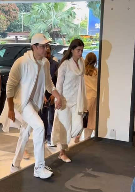 Actor Hrithik Roshan attended Zarine Khan's prayer meet with his girlfriend Saba Azad. Let us tell you that Zareen was the mother of his ex-wife Sussanne Khan.