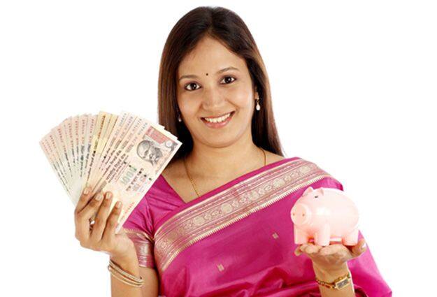 जर गुंतवणूक 20 वर्षे सुरू ठेवली तर रक्कम सुमारे ₹66 लाख होईल. 25 वर्षांत सुमारे ₹1.03 कोटी आणि ३२ वर्षांत ₹1.80 कोटी होऊ शकतात. म्हणजे दीर्घकाळ गुंतवणुकीत मोठा फायदा मिळू शकतो.