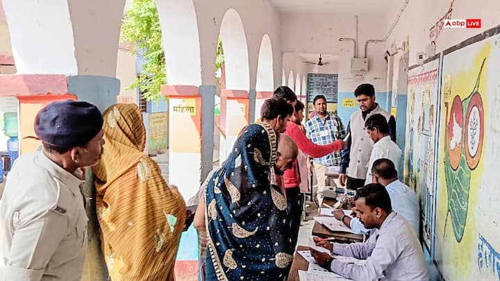 महिलाओं ने पुरुषों की तुलना में ज्यादा उत्साह दिखाया महिलाओं का मतदान प्रतिशत 69.04 रहा जबकि पुरुषों का 61.56 प्रतिशत. मीनापुर सीट पर सबसे ज्यादा 77.54 प्रतिशत वोट पड़े थे, जिससे उम्मीद की जा रही है कि दूसरे चरण में भी मतदाताओं की भागीदारी जोरदार रहेगी.