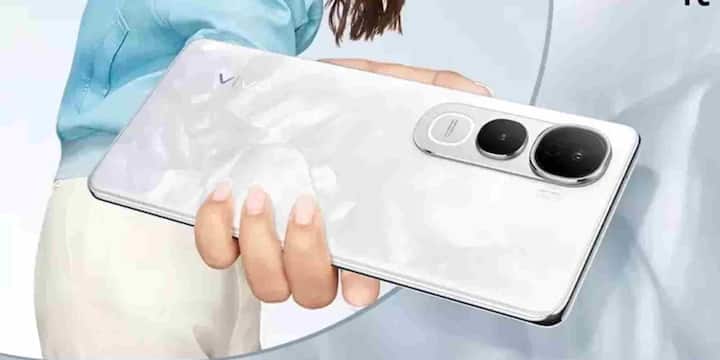 Vivo Y400 5G भी इस बजट में एक भरोसेमंद विकल्प है. 21,999 रुपये में यह फोन 6.67 इंच की FHD+ AMOLED डिस्प्ले के साथ आता है जिसमें 120Hz रिफ्रेश रेट और 1,800 निट्स पीक ब्राइटनेस है. इसमें 50MP का डुअल रियर कैमरा और 32MP का सेल्फी कैमरा मिलता है. Snapdragon 4 Gen 2 चिपसेट और 6,000mAh की बैटरी के साथ यह फोन 90W फास्ट चार्जिंग को सपोर्ट करता है जिससे यह दिनभर आसानी से चल जाता है.