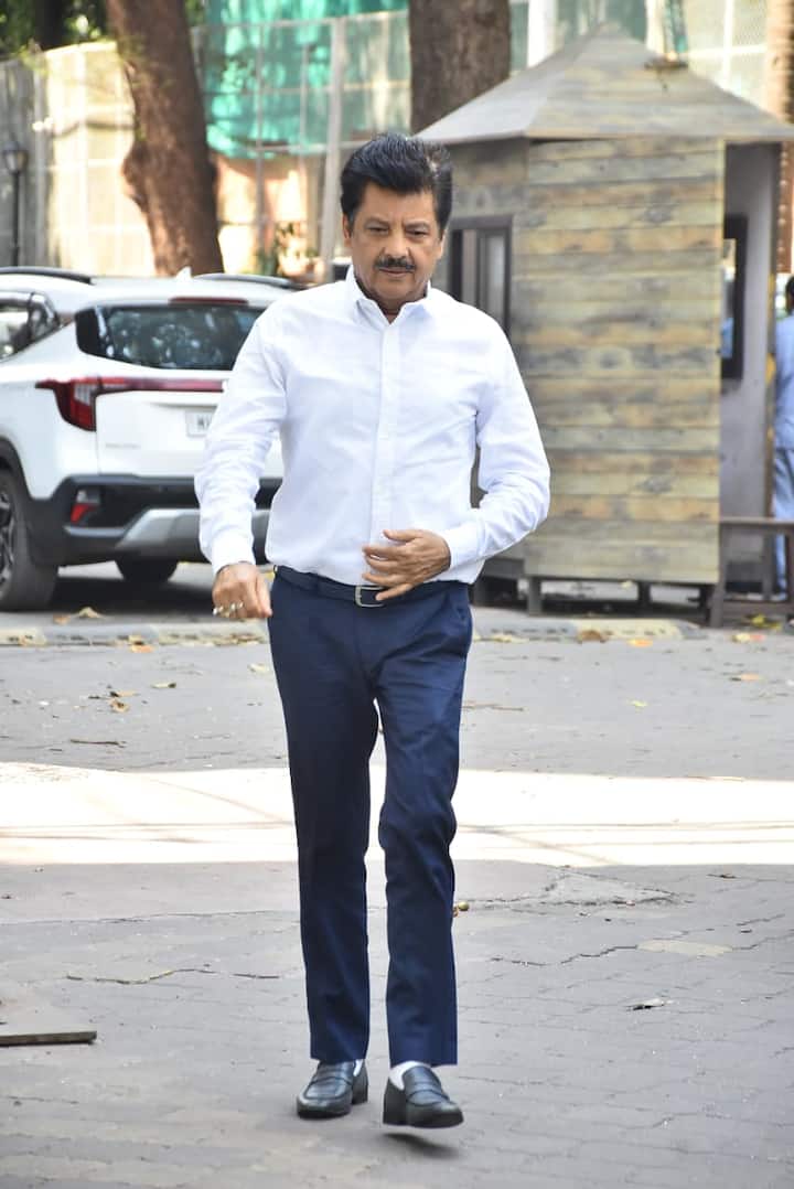 सुलक्षणा पंडित की प्रेयर मीट में बॉलीवुड के पॉपुलर सिंगर उदित नारायण भी पहुंचे थे.