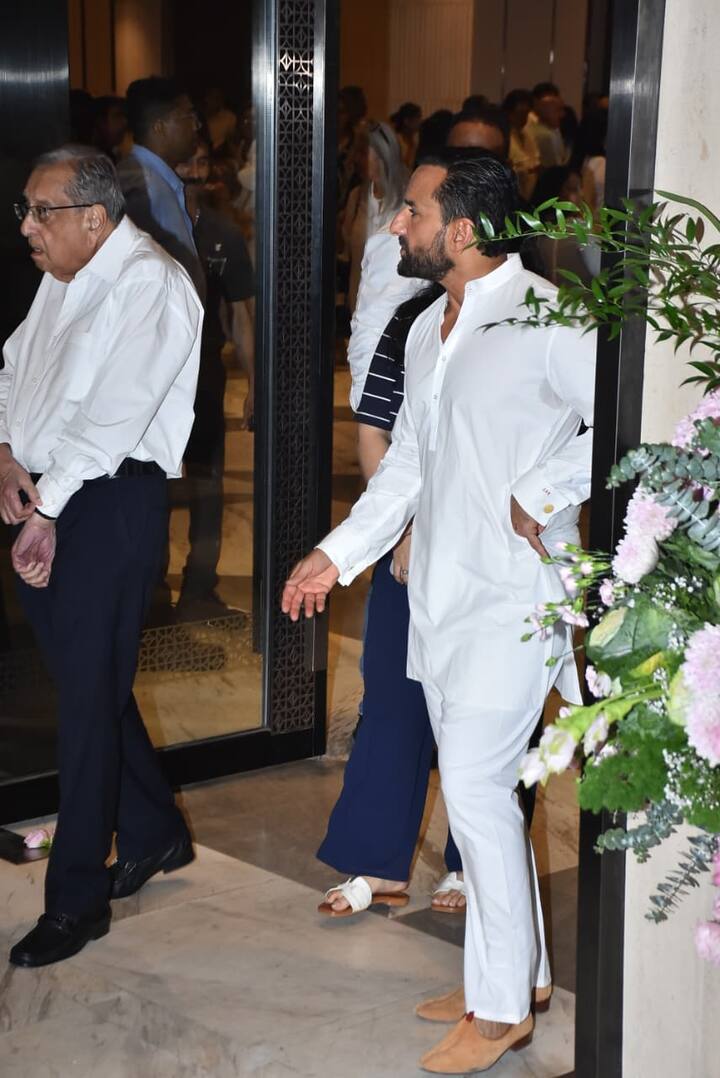 Actor Saif Ali Khan also attended Zarine Khan's prayer meet. However, Kareena Kapoor was not seen with him.