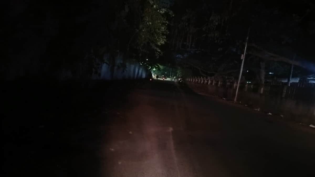 சாலையா… திறந்தவெளி மதுக்கூடமா?: குடி”மகன்”களின் அலப்பறையால் அலறும் கும்பகோணம் மக்கள்