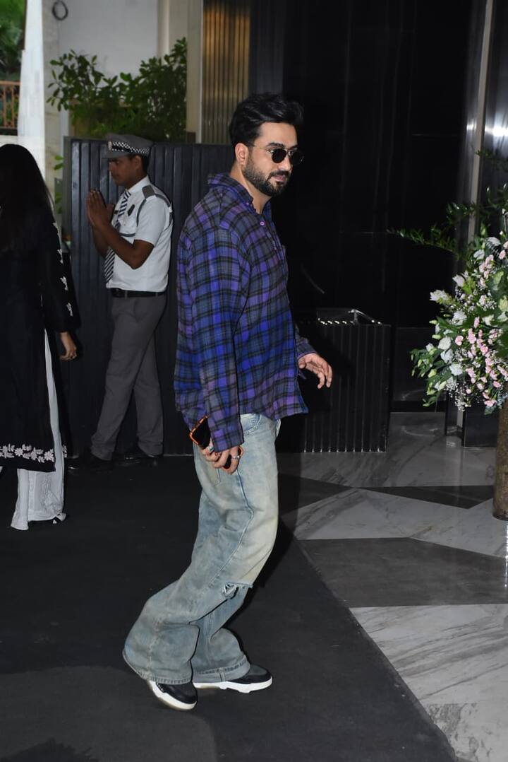 TV actor Ali Goni also attended Zarine Khan's prayer meet. The actor is a close friend of his daughter Sussanne Khan.