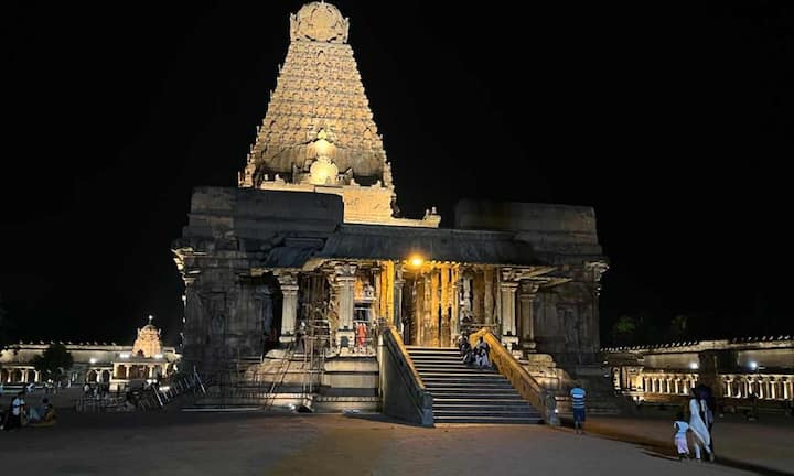 Brihadeshwara Temple of Tamil Nadu was built by Rajaraja Chola I in 1010 AD. This temple is completely made of granite. This huge 200 feet high temple is dedicated to Lord Shiva and a stone weighing 80 tons made of a single stone is placed on its top.