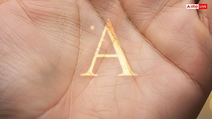 అరచేతిలో 'A' గుర్తు ఉండటం చాలా అరుదుగా భావిస్తారు . ఇది భగవంతుని ప్రత్యేక కృపకు సంకేతం. ఇది చాలా శుభ చిహ్నం, ఇది వ్యక్తి చాలా అదృష్టవంతుడని సూచిస్తుంది.