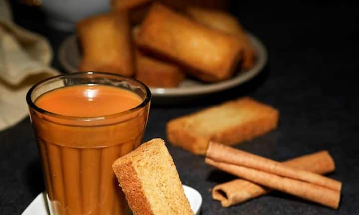 अदरक, इलायची, दालचीनी और लौंग जैसे मसाले न केवल स्वाद बढ़ाते हैं. बल्कि इनमें एंटीऑक्सीडेंट और एंटी इंफ्लेमेटरी गुण भी होते हैं. ऐसे में चाय बनाते समय इन्हें पानी में उबालकर फिर चाय पत्ती डालें, ताकि उनकी खुशबू और औषधीय गुण पूरी तरह चाय में घुल जाए.