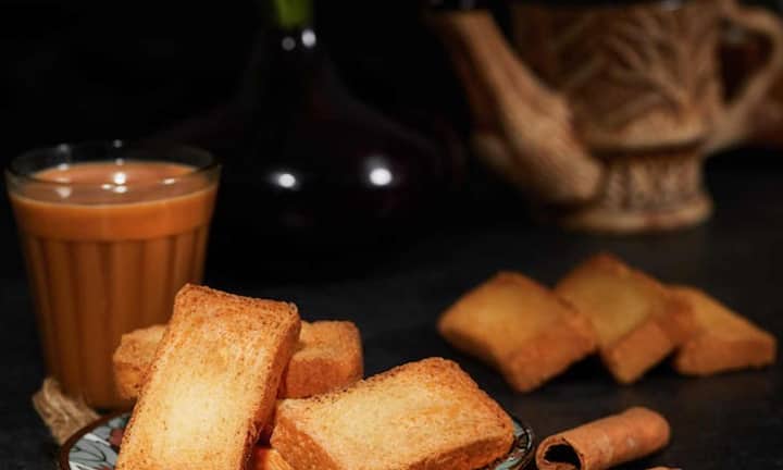 अच्छे स्वाद और हेल्थ के लिए हमेशा अच्छी क्वालिटी वाली चाय पत्ती चुनें. असम या दार्जिलिंग के मीडियम या लार्ज लीफ चाय इसके लिए सबसे अच्छी मानी जाती है. यह स्वाद में मजबूत होती है और आपको कम दूध-चीनी में भी वहीं मजा देती है.