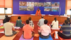 योग आणि आयुर्वेद हे तणावमुक्तीचा मंत्र, पतंजलीचा दावा; बाबा रामदेव यांच्या शिकवणींमुळे आरोग्याचा नवा ट्रेंड