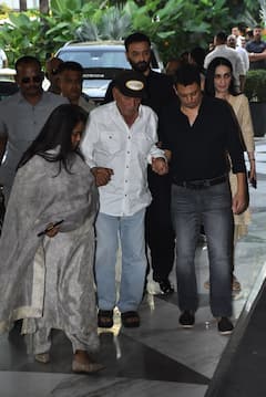 पिता का हाथ थामकर मां की प्रेयर मीट में पहुंचे जायद...ऋतिक-सबा, सलीम खान और रानी समेत पहुंचे ये स्टार्स