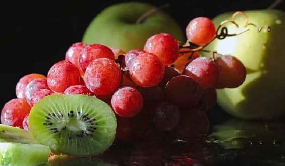 स्वस्थ रहने और संतुलित वज़न बनाए रखने के लिए आप कीवी को अपने आहार में शामिल कर सकते हैं। इससे वज़न बढ़ने का ख़तरा कम होता है, क्योंकि कीवी में कैलोरी कम और फाइबर ज़्यादा होता है।