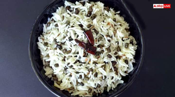 उड़द की खिचड़ी- काले उड़द दाल से बनी खिचड़ी का भोग भी आप काल भैरव जयंती के दिन भगवान को लगा सकते है. यह भोग लगाने से इच्छाएं पूर्ण होती है और भगवान की कृपा से बिगड़े काम बनते हैं.