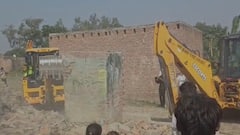 शाहजहांपुर में 'अवैध' मकानों पर बुलडोजर की कार्रवाई, मरघट की जमीन पर बने घर किए ध्वस्त