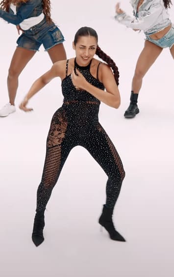 Besides, Malaika's glamorous style is also widely discussed on the internet.