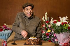 Dharmendra Health: সকালেও স্থিতিশীল বিকেলে হঠাৎ কেন ভেন্টিলেশনে দেওয়ার সিদ্ধান্ত? ধর্মেন্দ্রকে দেখে এসে কী বললেন হেমা মালিনী?