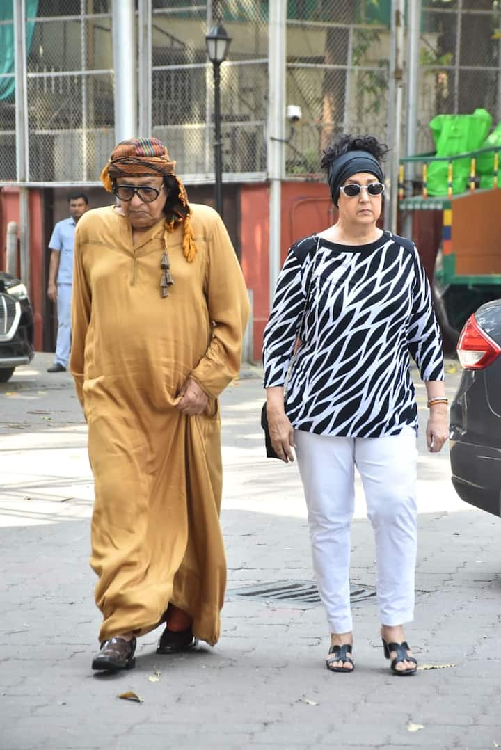 एक्टर रंजीत भी सुलक्षणा पंडित की प्रेयर मीट में शामिल हुए. उन्होंने पैप्स को इस दौरान कोई पोज नहीं दिए.