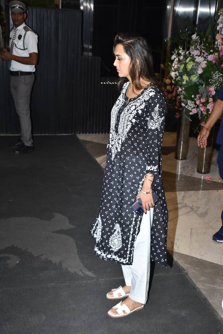 TV actress Tejasvi Prakash also attended the prayer meet of Zayed Khan's mother Zareen Khan to share his grief.