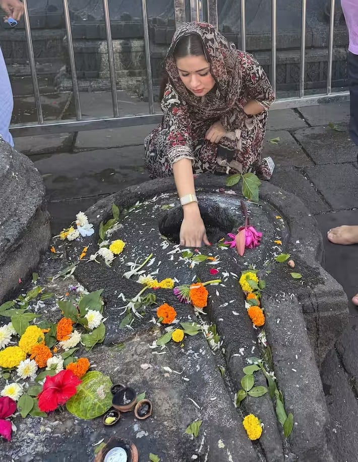 उन्होंने त्र्यंबकेश्वर ज्योतिर्लिंग मंदिर में पूजा करते हुए अपनी तस्वीरें भी पोस्ट कीं, जिनमें वह भक्ति में डूबी नजर आ रही थीं।
